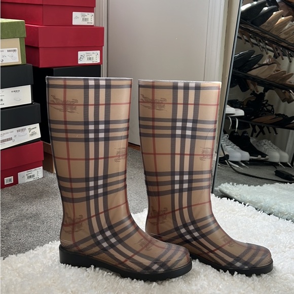 Burberry rain boots size 36 - Picture 2 of 7